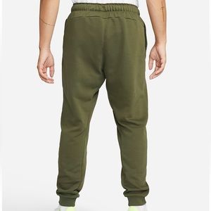 Nike Sportswear French Terry Pants in green